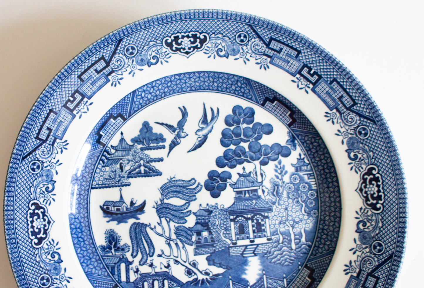 Churchill China 'Willow' Pattern Blue and White Transferware 9.5" Plates (5)