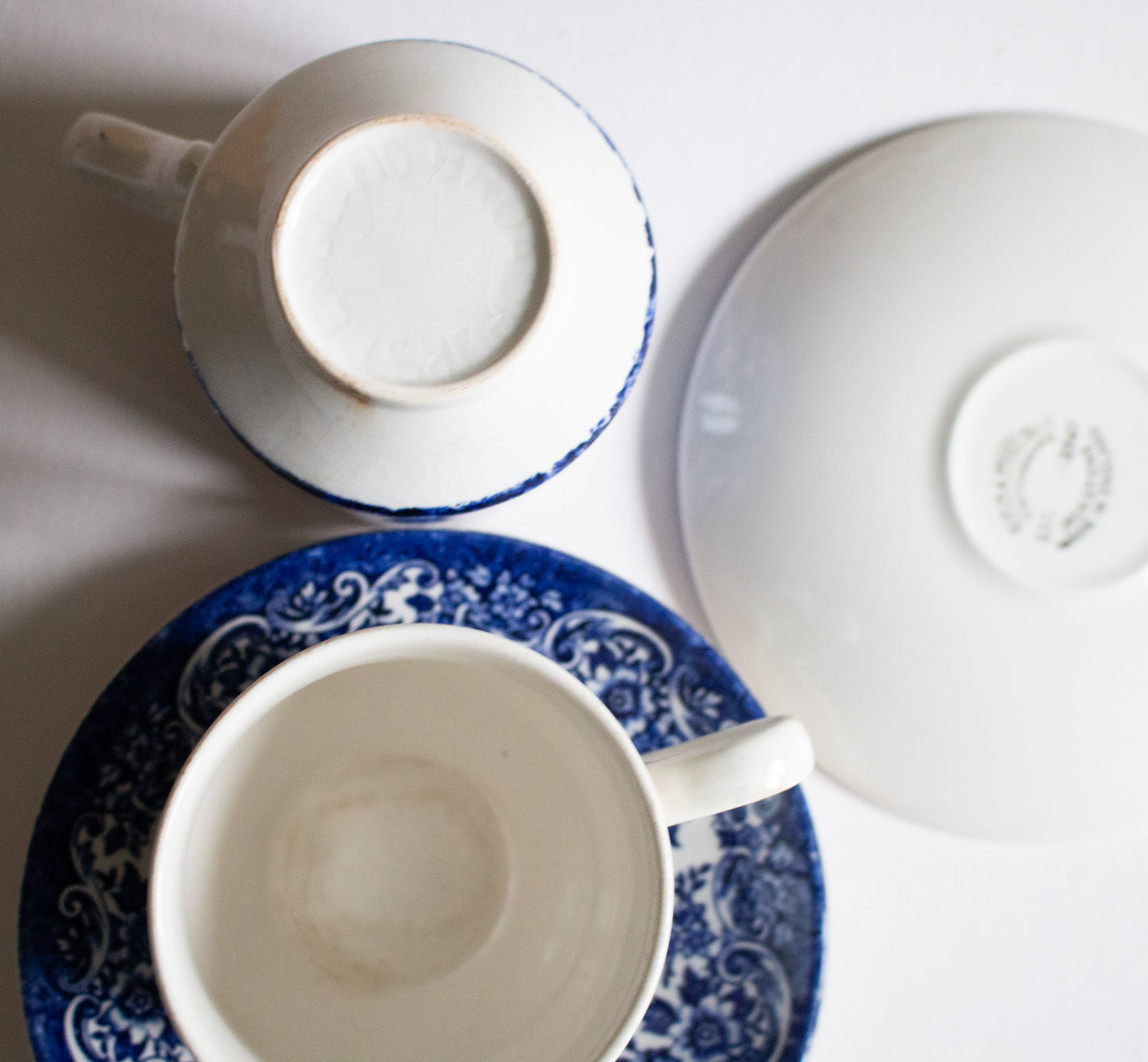 Broadhurst Ironstone 'The English Scene' Vintage Blue and White Transferware Teacups and Saucers (2)