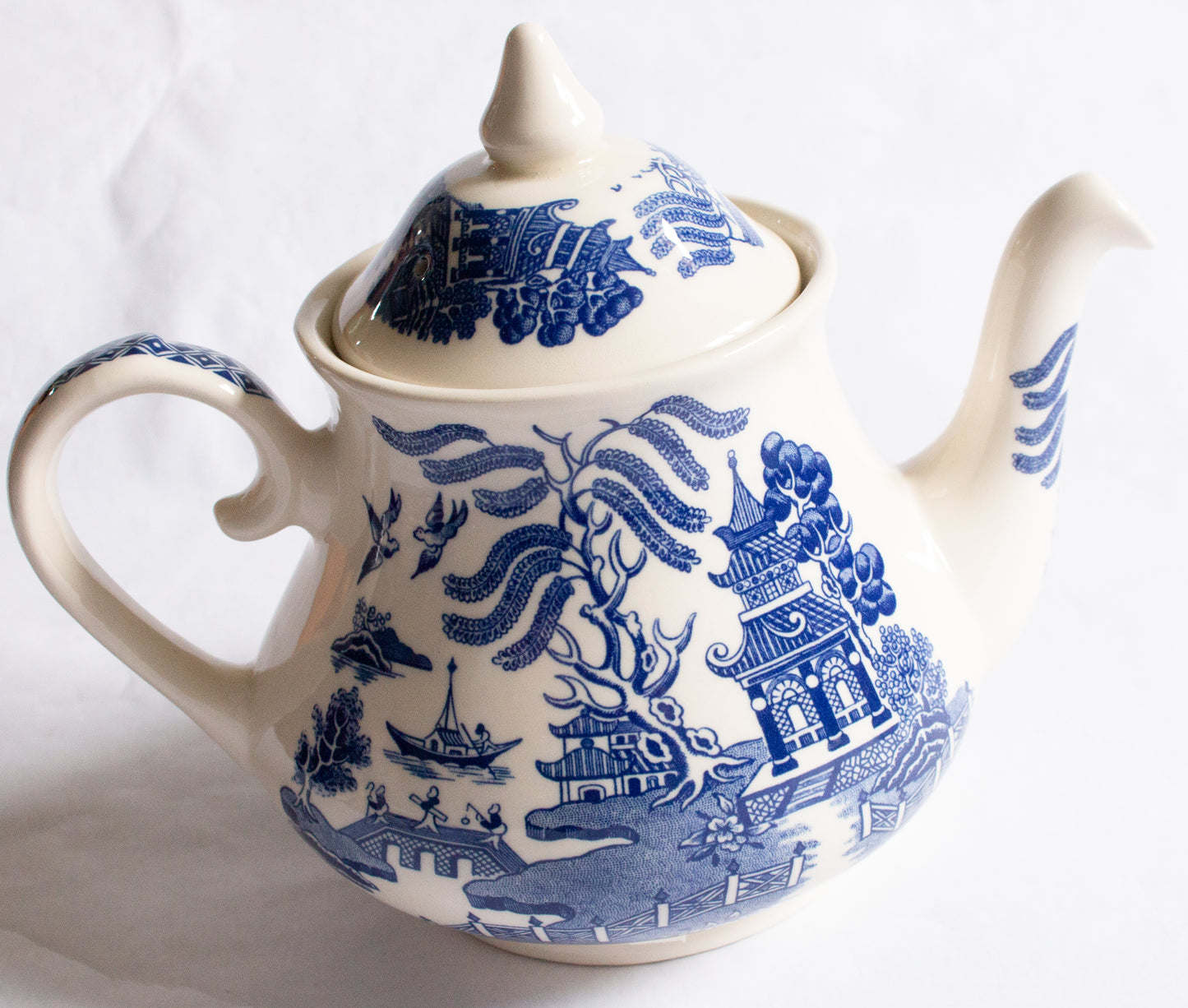 Large Vintage 'Willow' Pattern Blue and White Transferware Teapot