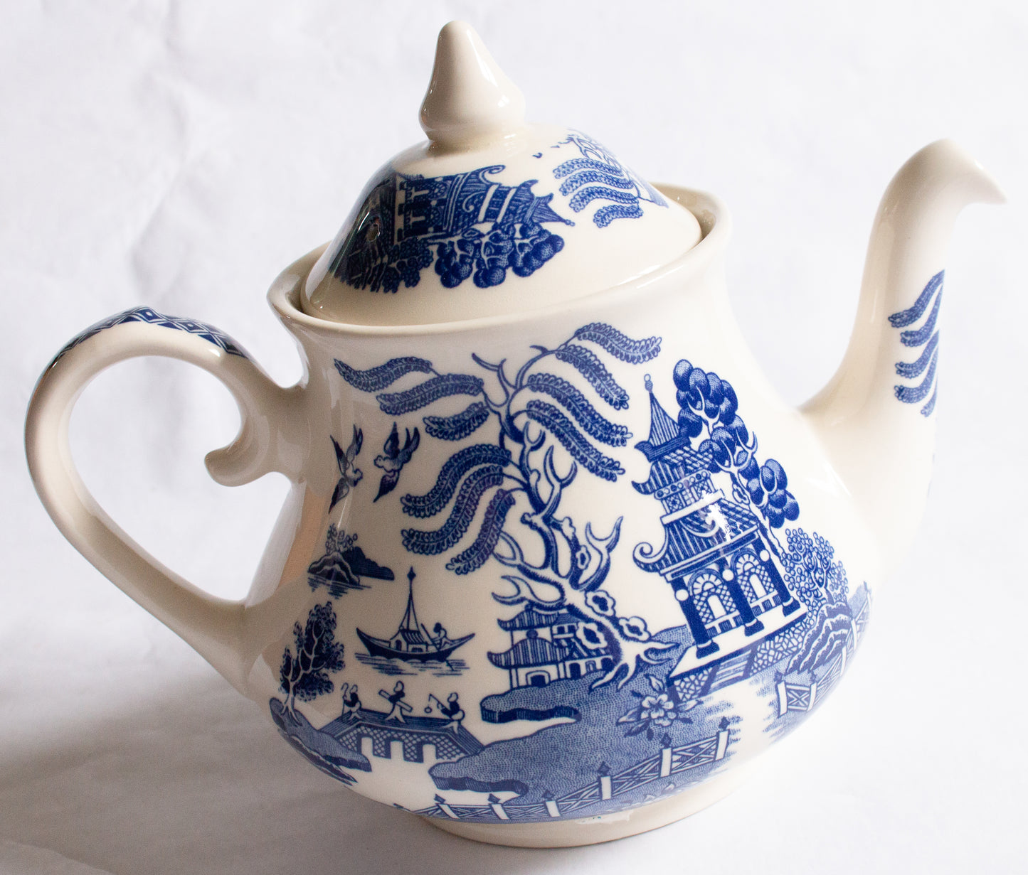 Large Vintage 'Willow' Pattern Blue and White Transferware Teapot