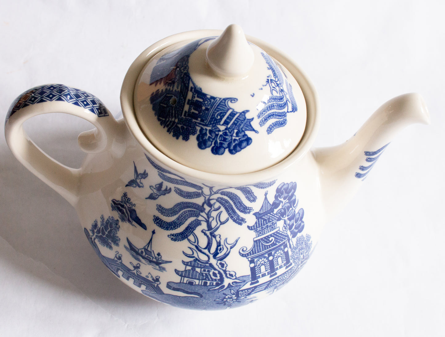 Large Vintage 'Willow' Pattern Blue and White Transferware Teapot