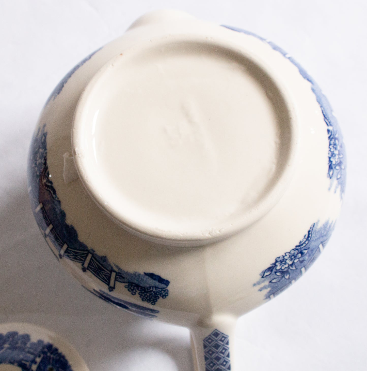 Large Vintage 'Willow' Pattern Blue and White Transferware Teapot