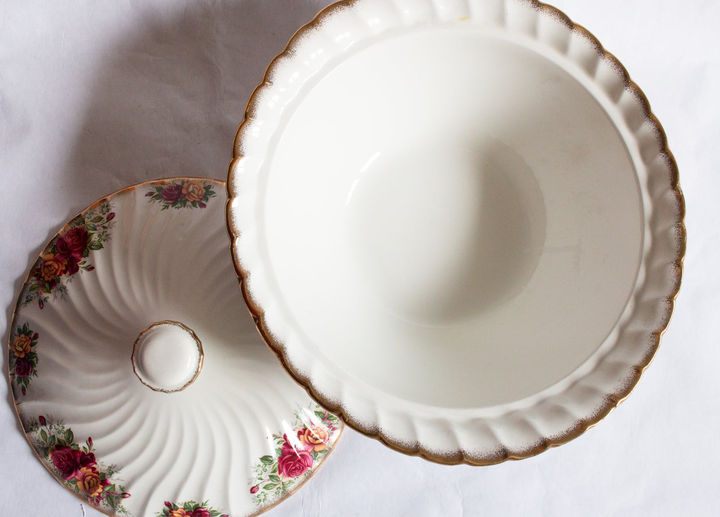 Aynsley & Co. Staffordshire China Country Roses Pattern Fluted Lidded Tureen