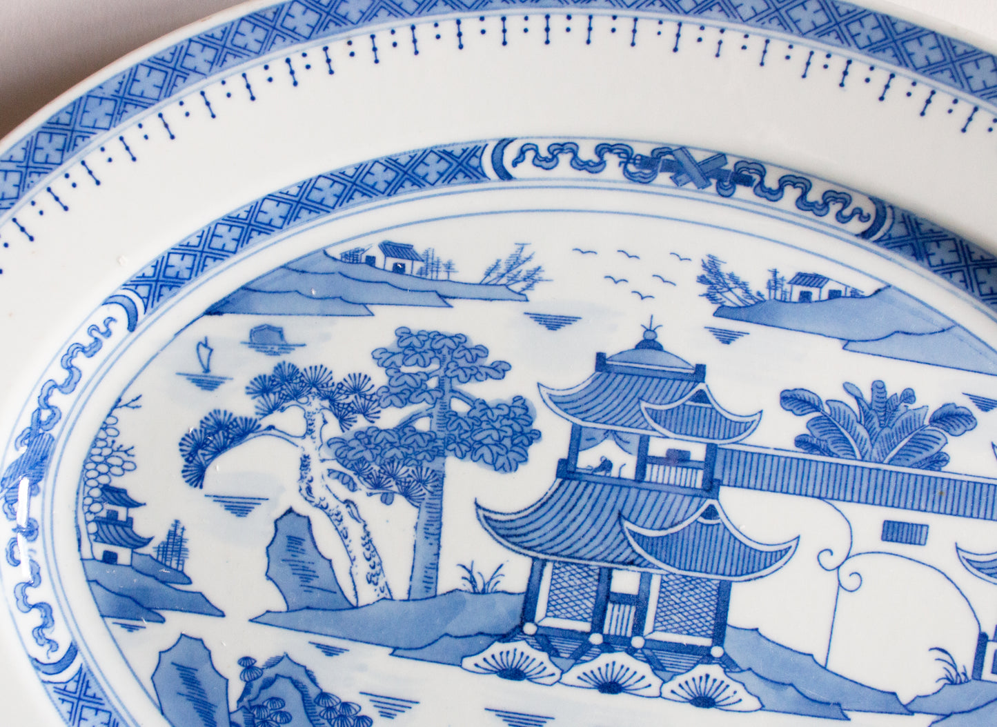 Large 'Willow' Pattern Blue and White Transferware Serving Plate