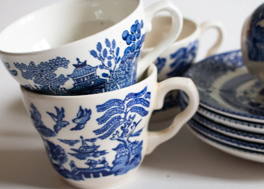 Vintage Mismatched 'Willow' Pattern Blue and White 'Willow' Pattern Teacups (5)