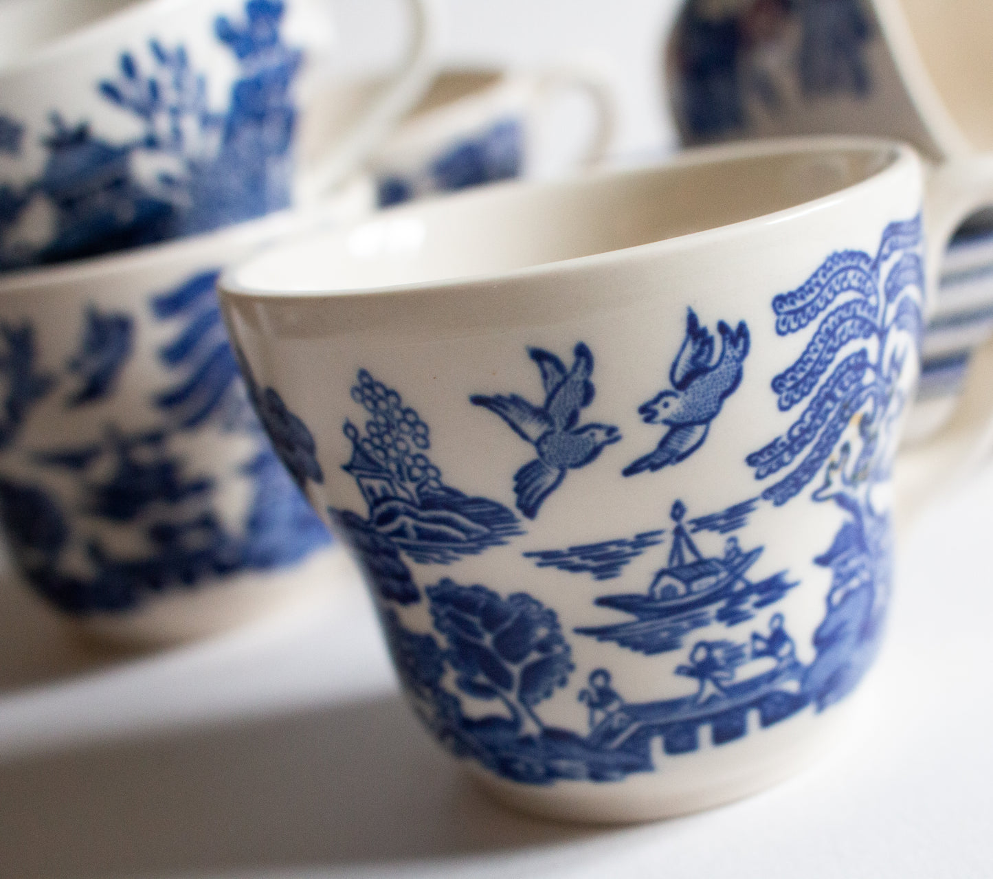 Vintage Mismatched 'Willow' Pattern Blue and White 'Willow' Pattern Teacups (5)