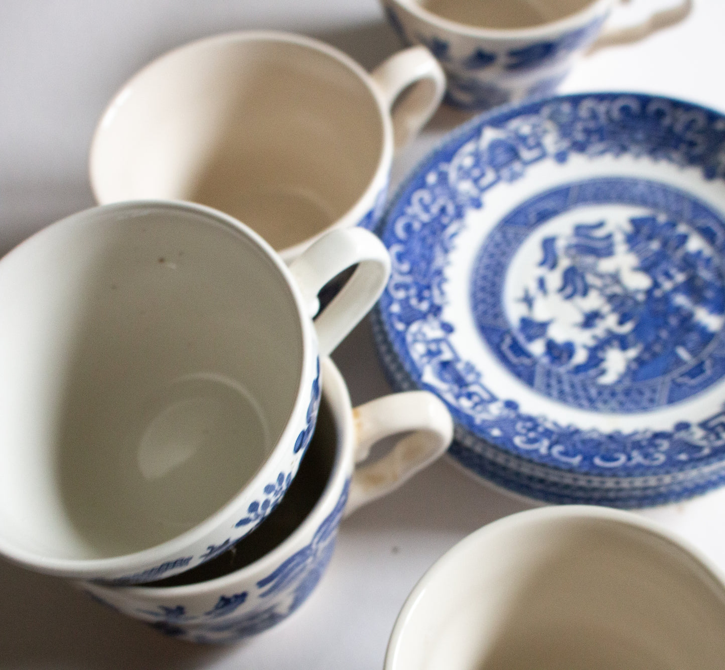 Vintage Mismatched 'Willow' Pattern Blue and White 'Willow' Pattern Teacups (5)
